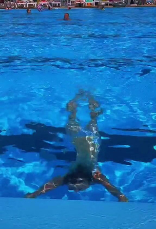 Lera Kantur (@kanturlera) #swimming pool  #wet  #cleavage  #bikini top  #blue bikini top  «Всё внимание на ТЕНЬ в конце...»