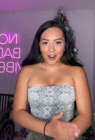 Karen Bustillos (@karenbustillosg) #cleavage  #tube top  #snake print tube top  #bouncing boobs  #booty shaking  «No lo niego, me gusta comerte ❤️...»