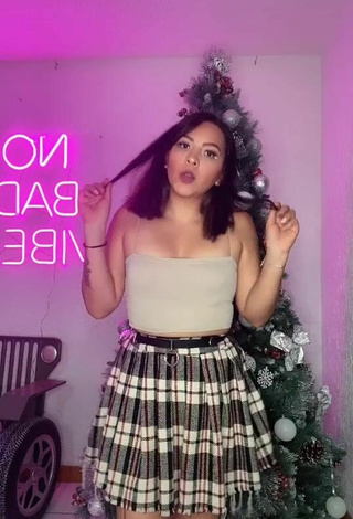 Karen Bustillos (@karenbustillosg) #skirt  #checkered skirt  #booty shaking  #crop top  #beige crop top  #bouncing boobs  «Comenta las iniciales de la...»