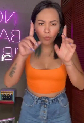 Karen Bustillos (@karenbustillosg) #crop top  #orange crop top  #booty shaking  «Me pegué en el lugar prohibido ,...»