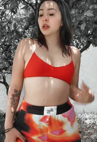 Karen Bustillos (@karenbustillosg) #bikini top  #red bikini top  #booty shaking  «Mi primer intento pero lo...»