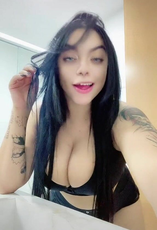 Karniello (@ismailgezici47) #cleavage  #big boobs  #bra  #black bra  #booty shaking 