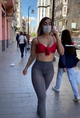 Kiarablaysexy (@kiarablaysexy) #cleavage  #crop top  #red crop top  #street  #underboob  #butt 