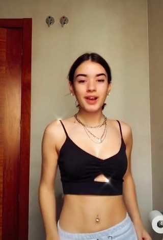 Kiara Brunett (@kiarabrunett) #crop top  #black crop top  #belly button piercing  #booty shaking  «Buenos diasss  ig: @kiarabrunett»