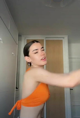 Kiara Brunett (@kiarabrunett) #crop top  #orange crop top  #booty shaking  #cleavage  «En este vídeo enseño todas mis...»