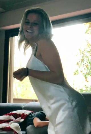 Gaia Bianchi (@la.bianchis) #booty shaking  #dress  #white dress  «il miglior risveglio...»