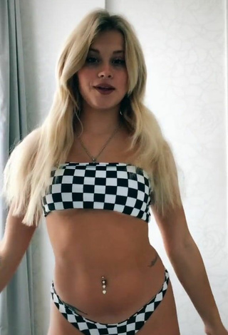 Gaia Bianchi (@la.bianchis) #bikini  #checkered bikini  #belly button piercing  «avete tatuaggi? Se si duettate...»