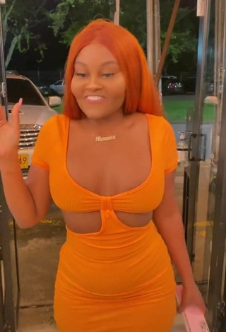 Lajesuu (@lajesuu_) #dress  #orange dress  #cleavage  «1 parte»