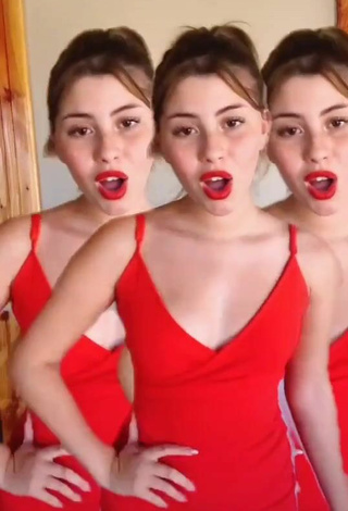 Mafe Bertero (@mafe_bertero) #red lips  #dress  #red dress  #bouncing boobs  «PRRRUMM  mafe x3 #fyp #parati...»