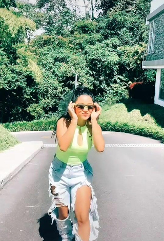 Mafe Vásquez (@mafevasqueztv) #top  #green top  #booty shaking  #pants  #jeans pants  «Eso se olvida✨»