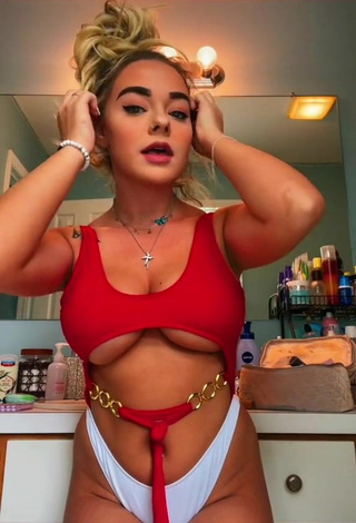 Makayla Weaver (@makaylaaweaver) #swimsuit #cleavage #underboob #belly button piercing «Guess the color of my eyes...»