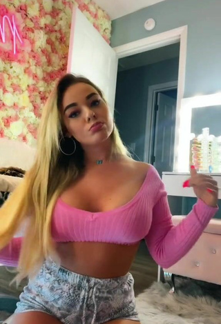 Makayla Weaver (@makaylaaweaver) #crop top  #pink crop top  #cleavage  #braless  #shorts  «comment where your from, I’m...»
