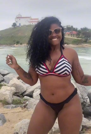 Michele Oliveira (@michele_rj) #beach  #bikini  #striped bikini top  #black bikini bottom  #booty shaking  «Minha irmã estragando meu vídeo #fy»