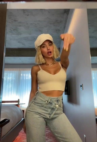 Rawan Abdullah Abuzaid (@modelroz) #crop top  #white crop top  #cleavage  #pants  #jeans pants  #booty shaking  «Stop✋  drop   #fyp #modelroz»