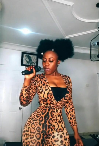 Lilly Chioma (@mrsmosquito) #top  #overall  #leopard overall  #cleavage  «Jungle Queen...»