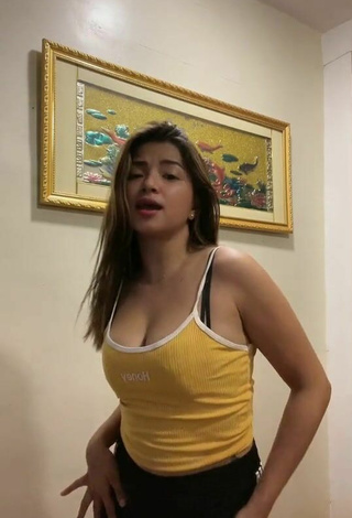 Marylaine Amahit (@ms.marylaine) #crop top  #yellow crop top  #cleavage  #bouncing boobs  #booty shaking  «HAHAHAH»
