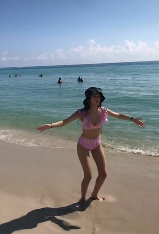 Paola Ruiz (@paoruizb) #beach  #bikini  #pink bikini  «Tú 5@ te llevará a la playa...»