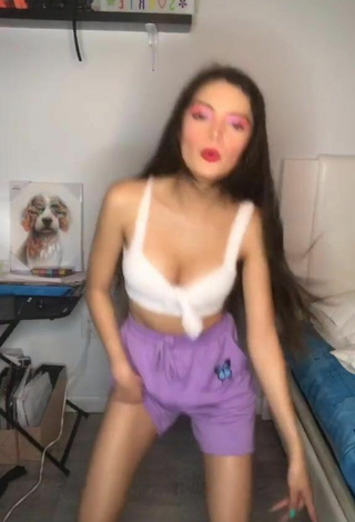 Paola Ruiz (@paoruizb) #crop top  #white crop top  #booty shaking  #cleavage  #bouncing boobs  #shorts  #purple shorts  «Tú 5@ tiene que hacer este baile...»
