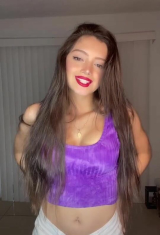 Paola Ruiz (@paoruizb) #crop top  #violet crop top  #red lips  «No sufrimos de amor #fyp #viral...»