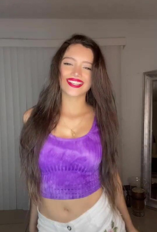 Paola Ruiz (@paoruizb) #red lips  #booty shaking  #crop top  #violet crop top  «Tú 3@ no se baña hace 3 días!!...»