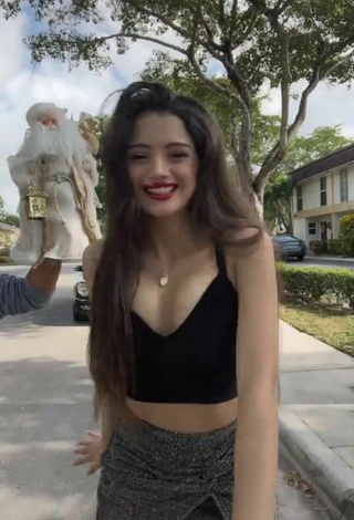 Paola Ruiz (@paoruizb) #red lips  #crop top  #black crop top  #cleavage  #bouncing boobs  «Un hola de Papa Noel #viral #fyp...»