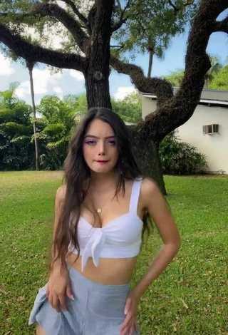 Paola Ruiz (@paoruizb) #crop top  #white crop top  #cleavage  #red lips  #shorts  #grey shorts  #booty shaking  «Les gustaría ver cómo hice este...»