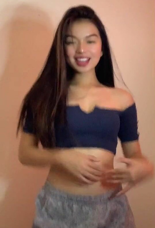 Pearl Angelique Goluya (@pearlgoluya) #crop top  #blue crop top  #booty shaking  «bigo id: pearlgoluya link:...»