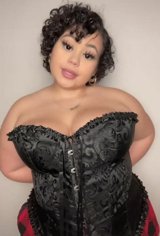 Phaith Montoya (@phaithmontoya) #cleavage  #bouncing boobs  #big boobs  #corset  #black corset  «I never put these on by myself»
