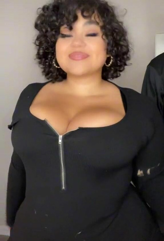 Phaith Montoya (@phaithmontoya) #cleavage  #bouncing boobs  #big boobs  «Draft, but i got camera shy»