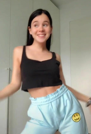 Elena Sofia Picone (@piconeee) #crop top  #black crop top  #booty shaking  #pants  #blue pants  «In che zona siete? Commentate...»