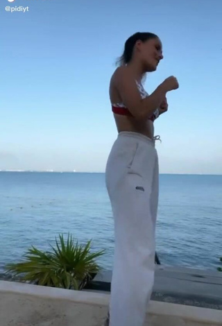 Pidi Meg (@pidiyt) #seafront  #cleavage  #sexy  «J’ai trop chaud pour faire ce...»