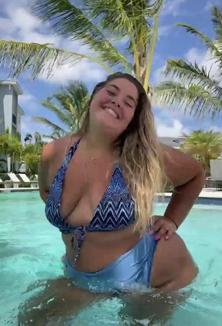 Sam Paige (@sampaigeeee) #cleavage  #swimming pool  #booty shaking  #bouncing boobs  #bikini  «Cocomelon lmao hey they unbanned...»