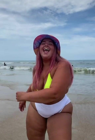 Sam Paige (@sampaigeeee) #beach  #bikini  #booty shaking  #cleavage  #white bikini bottom  #yellow bikini top  «Dance all day!»