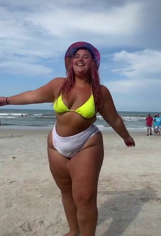 Sam Paige (@sampaigeeee) #beach  #bikini  #booty shaking  #bouncing boobs  #cleavage  #yellow bikini top  #white bikini bottom  «Babe, just wear that BIKINI!!!»