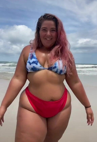 Sam Paige (@sampaigeeee) #beach  #bikini  #cleavage  #booty shaking  #red bikini bottom  «You know Ima thicka b»