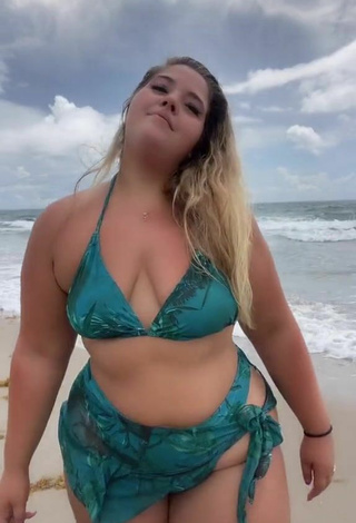 Sam Paige (@sampaigeeee) #beach  #bikini  #green bikini  #booty shaking  #cleavage  «It's the ocean!   hi im back who...»
