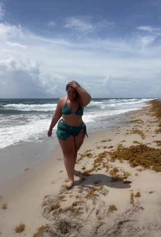 Sam Paige (@sampaigeeee) #beach  #bikini  #green bikini  #booty shaking  #cleavage  «I know you guys missed me!!!!...»