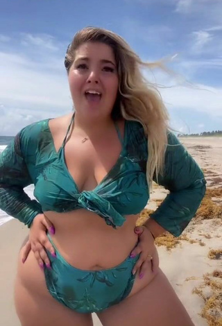 Sam Paige (@sampaigeeee) #beach  #bikini  #green bikini  #cleavage  «Had to use this audio on my main...»