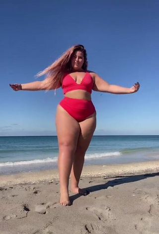 Sam Paige (@sampaigeeee) #beach  #bikini  #red bikini  #cleavage  #booty shaking  «Wanna really see me on stage?!?...»