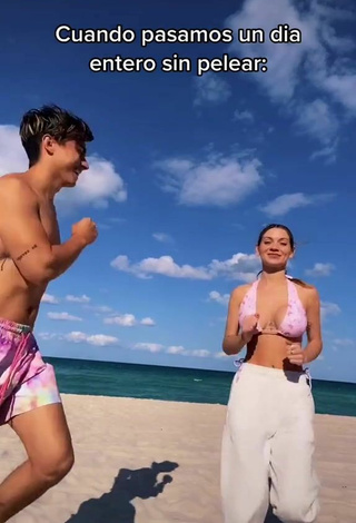 Sasha Ferro (@sashaferro) #beach  #cleavage  #bikini top  #pants  #white pants  «Jajajajajaja la idea era que...»