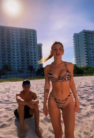 Sasha Ferro (@sashaferro) #beach  #bikini  #zebra bikini  #cleavage  #booty shaking  «Este video se comenta con muchos...»