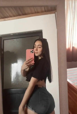 Shailyn Garzón Merchán (@shailyngarzon) #crop top  #black crop top  #shorts  #jeans shorts  #big butt  «Otro»