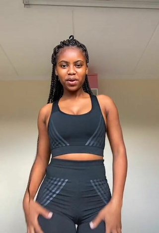 Sphokuhle.n (@sphokuhle.n) #crop top  #grey crop top  #leggings  #grey leggings  #cleavage  #booty shaking  «Pre workout #risingvoices #fyp»