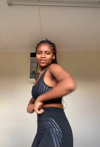 Sphokuhle.n (@sphokuhle.n) #crop top  #grey crop top  #leggings  #grey leggings  #cleavage  #booty shaking 