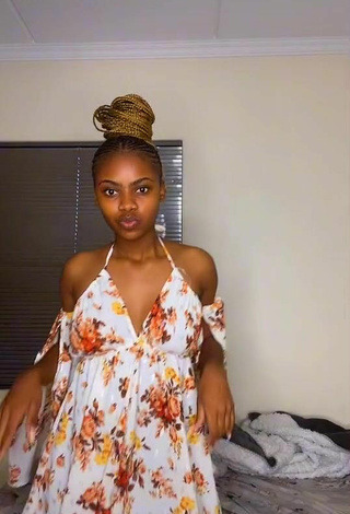 Sphokuhle.n (@sphokuhle.n) #sundress  #floral sundress  #booty shaking  #bouncing boobs  «This dance literally goes with...»