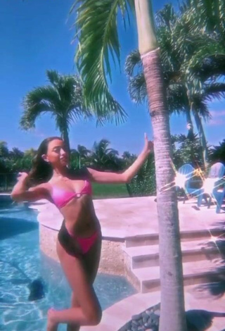Valeria Arguelles (@valeriaxxargu) #swimming pool  #bikini  #pink bikini  #cleavage  «This song is so    #foryou...»