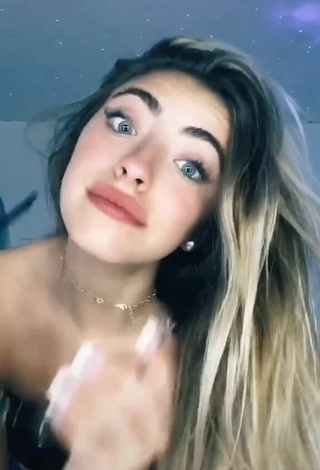 Valeria Arguelles (@valeriaxxargu) #tube top  #black tube top  #belly button piercing  #booty shaking  «I’m sorry it’s bad quality I...»