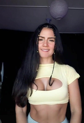 Violetta Ortiz (@violettasoyyo) #cleavage  #big boobs  #crop top  #yellow crop top  #booty shaking 