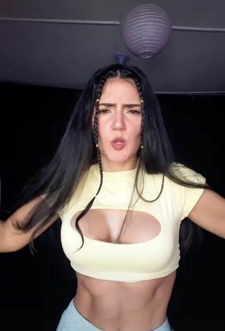 Violetta Ortiz (@violettasoyyo) #cleavage  #big boobs  #crop top  #yellow crop top  #booty shaking 