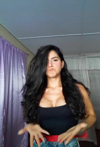 Violetta Ortiz (@violettasoyyo) #cleavage  #top  #black top  #booty shaking 